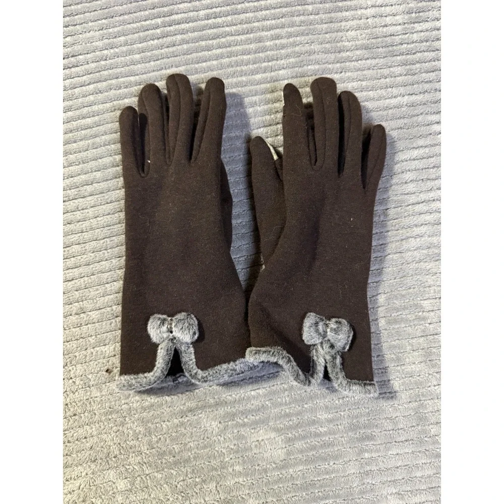 brown winter gloves feature a distinct grey faux fur trim